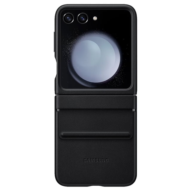 funda samsung galaxy flip 5 flap leather cover negro (ef-vf731pbegmx) samsung ef-vf731pbegmx funda flap negra para Samsung Galaxy Flip 5, vista frontal centrada del plegable con solapa inferior que protege la bisagra; cuero obtenido de fuentes vegetales con textura suave en negro, forro interior suave, logo Samsung grabado y recortes precisos para cámaras y botones; a menudo usada como estuche compacto para accesorios pequeños.