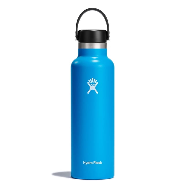 botella de boca estándar hydro flask con tapa flexible, 21 oz, acero inoxidable, apta para lavavajillas azul; vista frontal centrada de botella cilíndrica de doble pared con acabado en polvo, logo HYDRO FLASK blanco y texto 'Hydro Flask' en la base, cuello de acero inoxidable y tapa negra con correa flexible para transporte. Boca estándar apta para cubitos de hielo; often usada como cantimplora de viaje o para llevar al gimnasio.