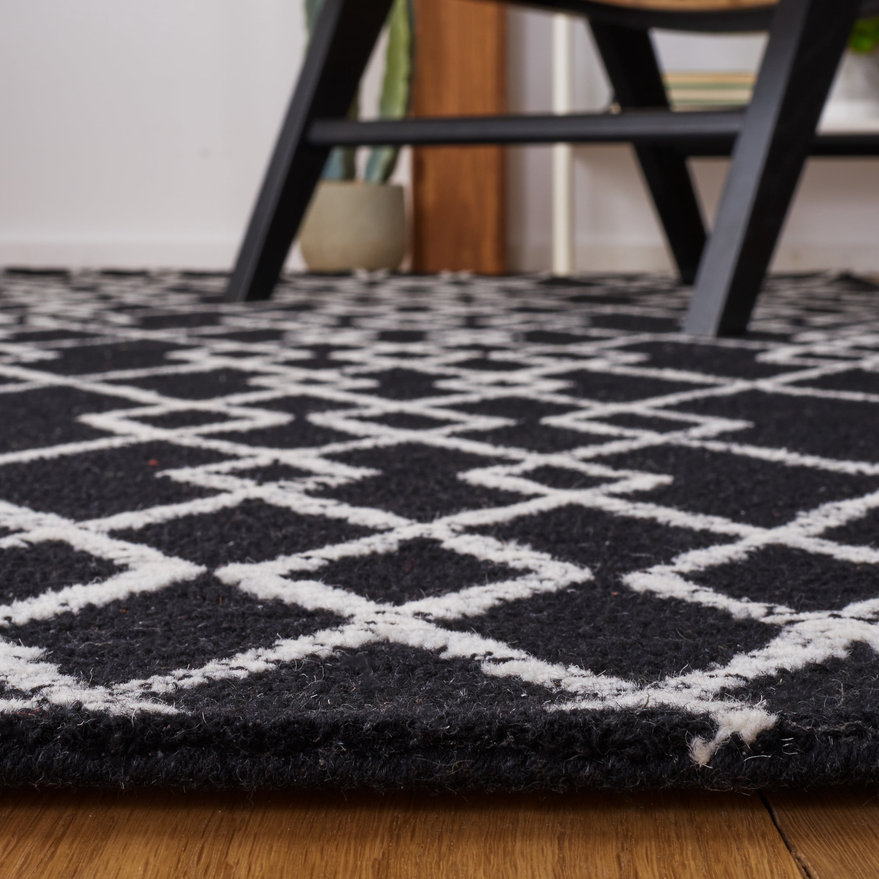 SAFAVIEH Metro Jenny Diamond Runner Rug, Black/Ivory, 2'3" x 8'