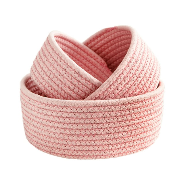 Cubierta de Hilo de Algodón Organizador de Escritorio Redondo Triple caja de almacenamiento multifunción cesta de artículos varios para tejer anggrek otros, juego de tres cestas tejidas a mano en rosa claro anidadas en vista frontal, textura de cuerda de algodón trenzada, bordes enrollados y paredes flexibles que mantienen la forma, fondo blanco minimalista; también aptas para guardar ropa pequeña, juguetes o materiales de manualidades.
