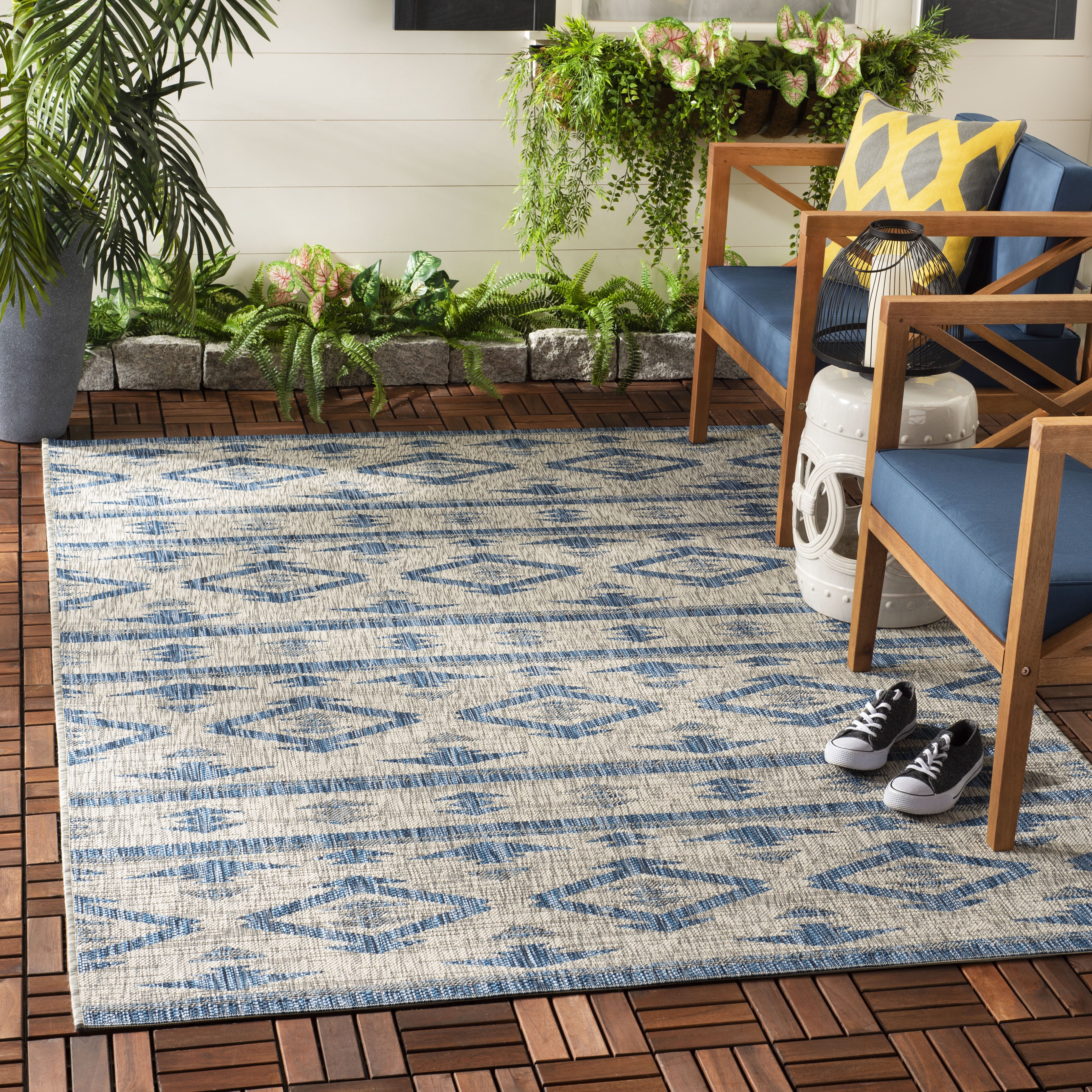 SAFAVIEH Courtyard April Geometric Indoor/Outdoor Area Rug, Grey/Navy, 5'3" x 7'7"