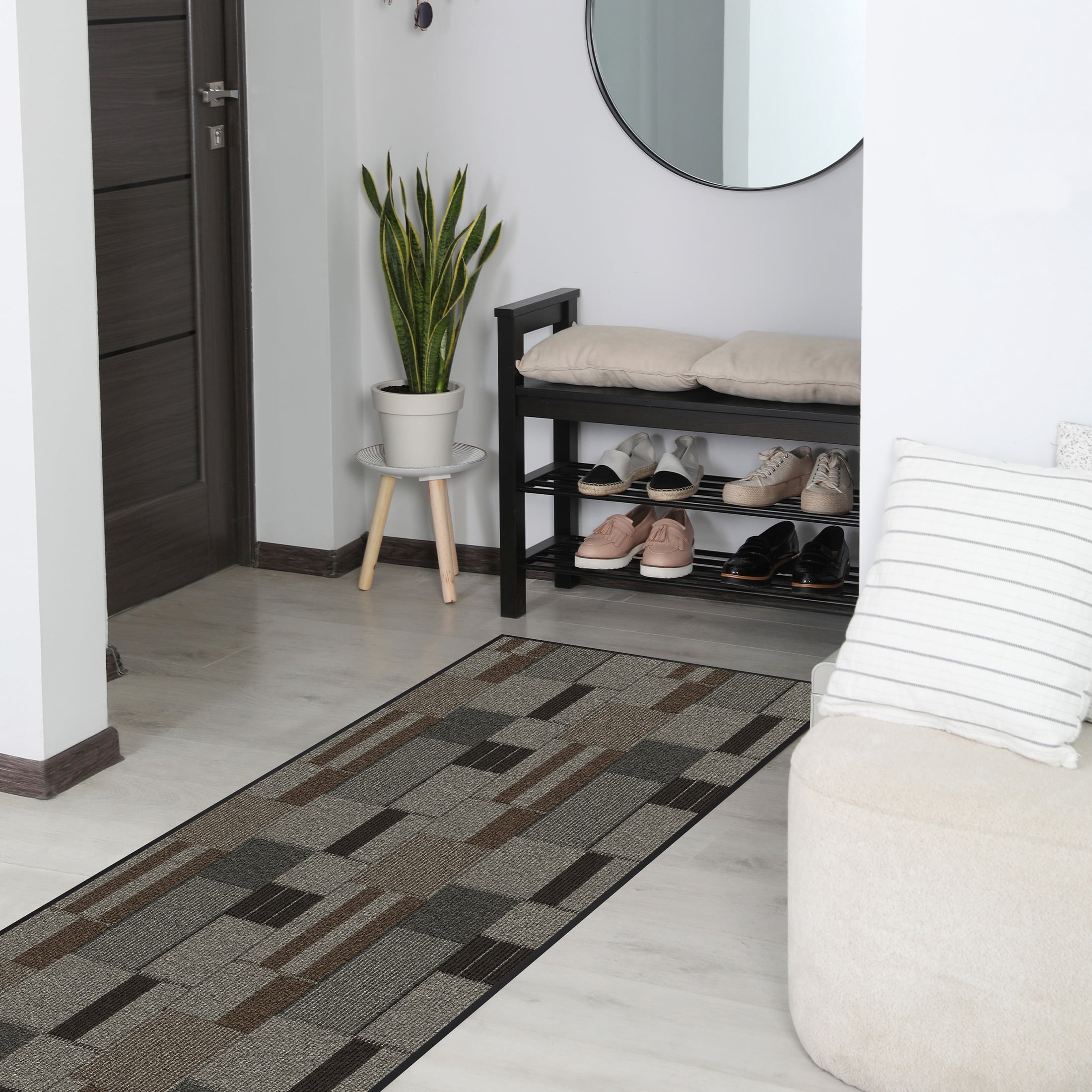 Mainstays tapis de couloir intérieur/extérieur moderne géométrique touffeté à la machine taupe, gris et brun, 2' x 5', endos en vinyle, facile d’entretien