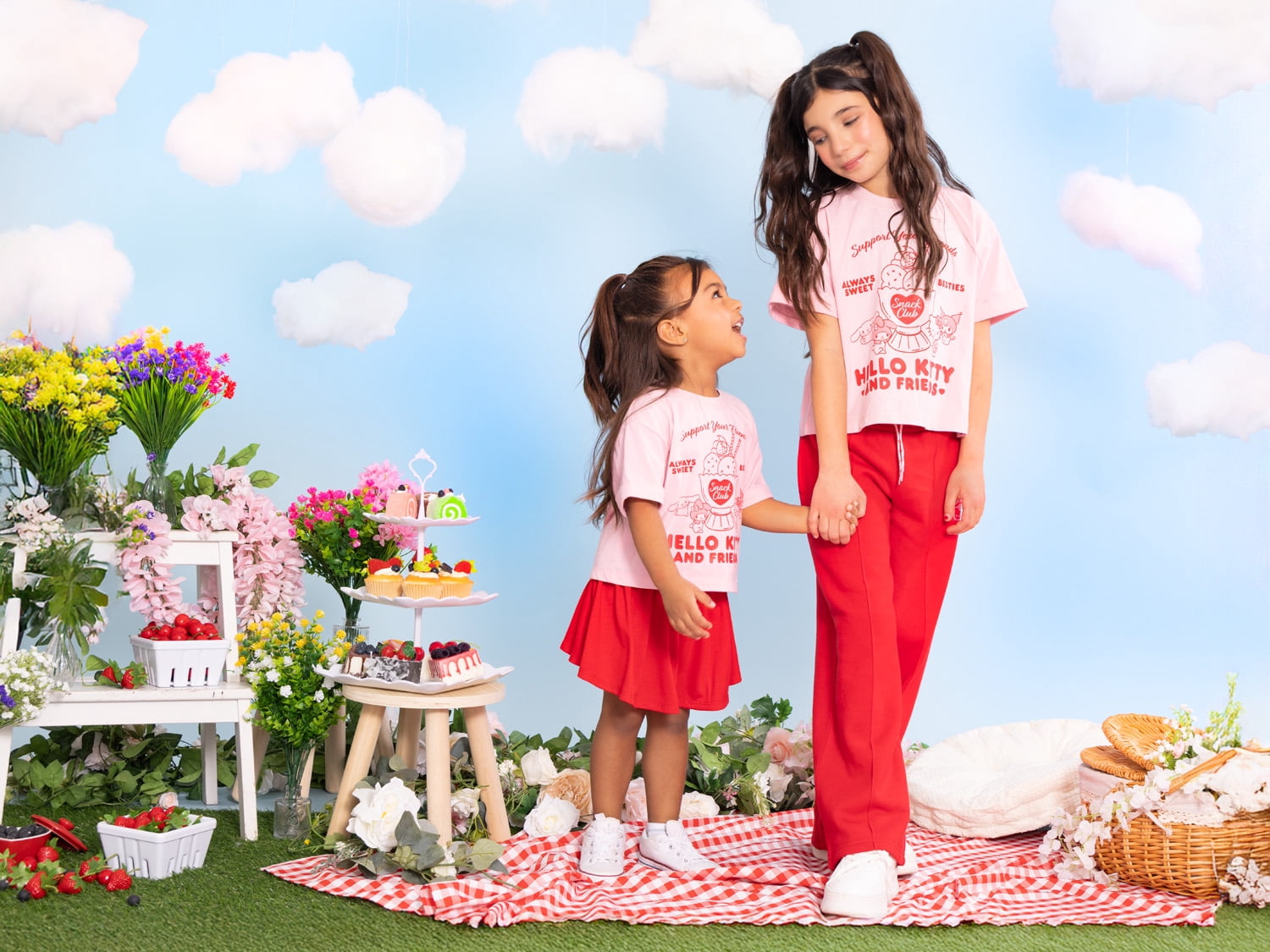 Wonder Nation x Hello Kitty Girls Graphic Tee with Short Sleeves, Sizes 4-16