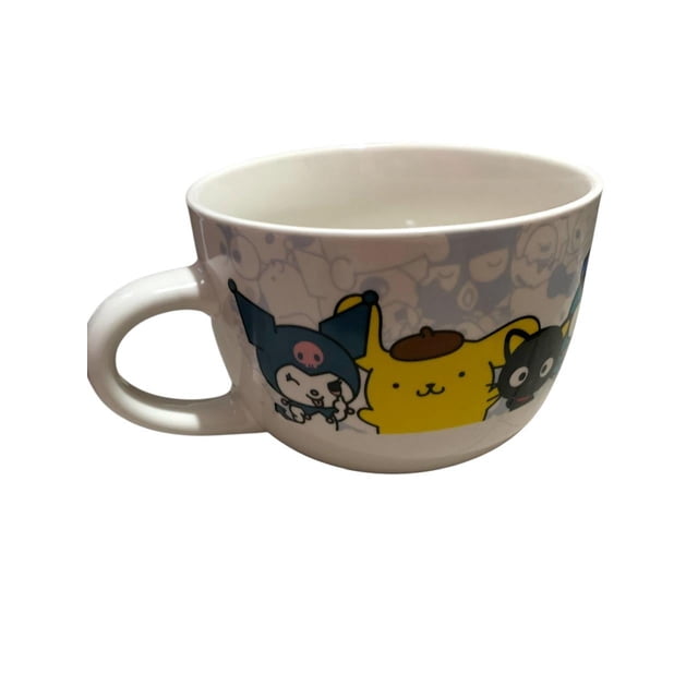 tazon hello kitty & frinds sanrio taza jumbo ceramica capacidad 820 ml my melody kuromi keroppi badtz-maru pochacco pompompurin — Taza jumbo de cerámica blanca, vista 3/4 frontal con asa a la izquierda; silueta cilíndrica y borde ancho. Banda impresa con personajes Sanrio (Kuromi, Pompompurin y otros) sobre fondo gris claro. Medidas en ficha: 10 cm alto, 13 cm diámetro, capacidad 820 ml; apta para bebidas calientes o como bowl de cereal, uso diario o coleccionable.