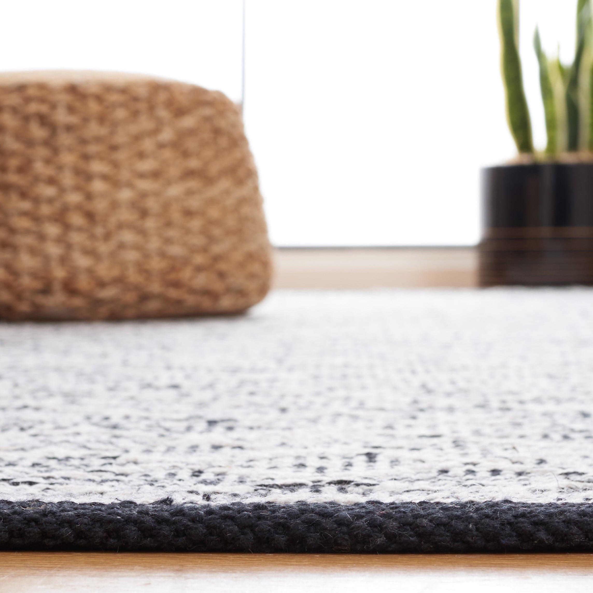 SAFAVIEH Ebony Aisha Diamond Cotton Area Rug, Ivory/Black, 6' x 6' Round
