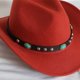 thumbnail image 2 of Sombrero de copa de vaquero occidental de estilo étnico, sombrero de fieltro para otoño e invierno para hombres y mujeres, sombrero de jazz enrollable con remaches, 2 of 5