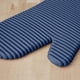 thumbnail image 4 of Juego de guantes de cocina KitchenAid de silicona suave acanalada color sauce azul, 4 of 6