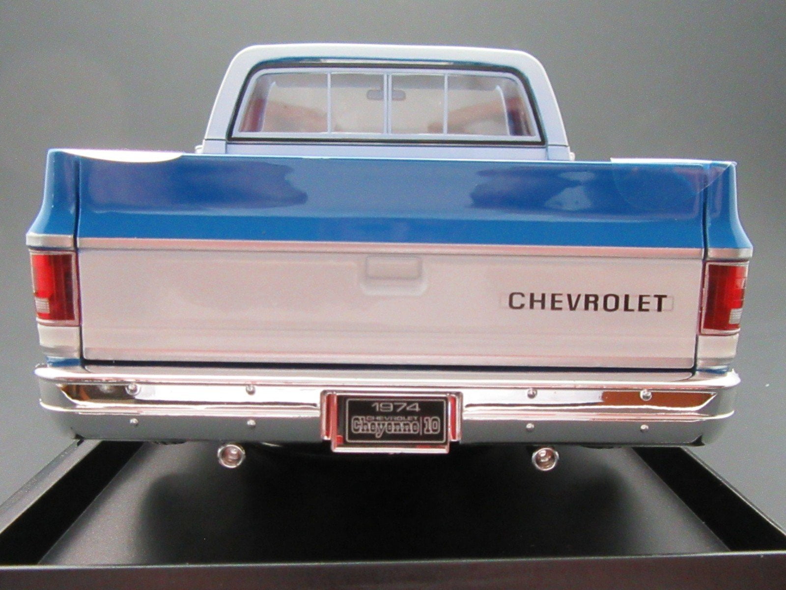 1974 Chevrolet C10 Cheyenne Super Blue & White 1:18 Die Cast