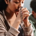 thumbnail image 4 of KAKOWELY Collar de rosario con perla de vidrio negro y colgante de cruz de Jesús, regalos de oración católica, 4 of 5
