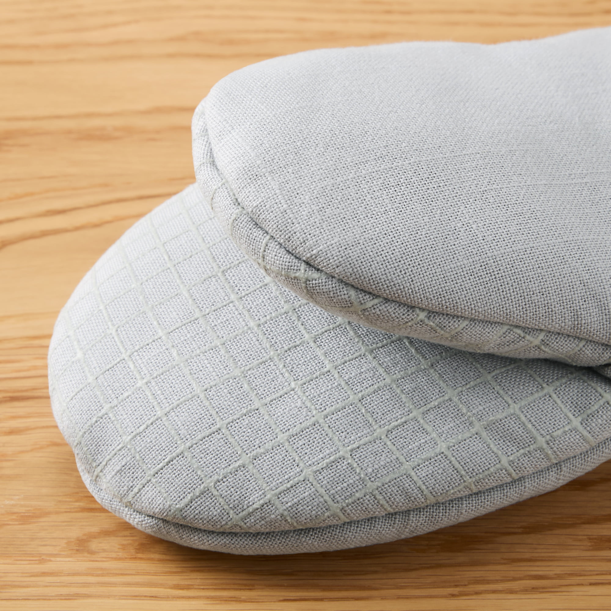 KITCHENAID Gourmet Series Gridlines Mini Oven Mitts 2-Pack Set, Heat Resistant up to 600°F, Soft Silicone Grip, Magnetic Cuff, Matte Grey, 5.5"x9"