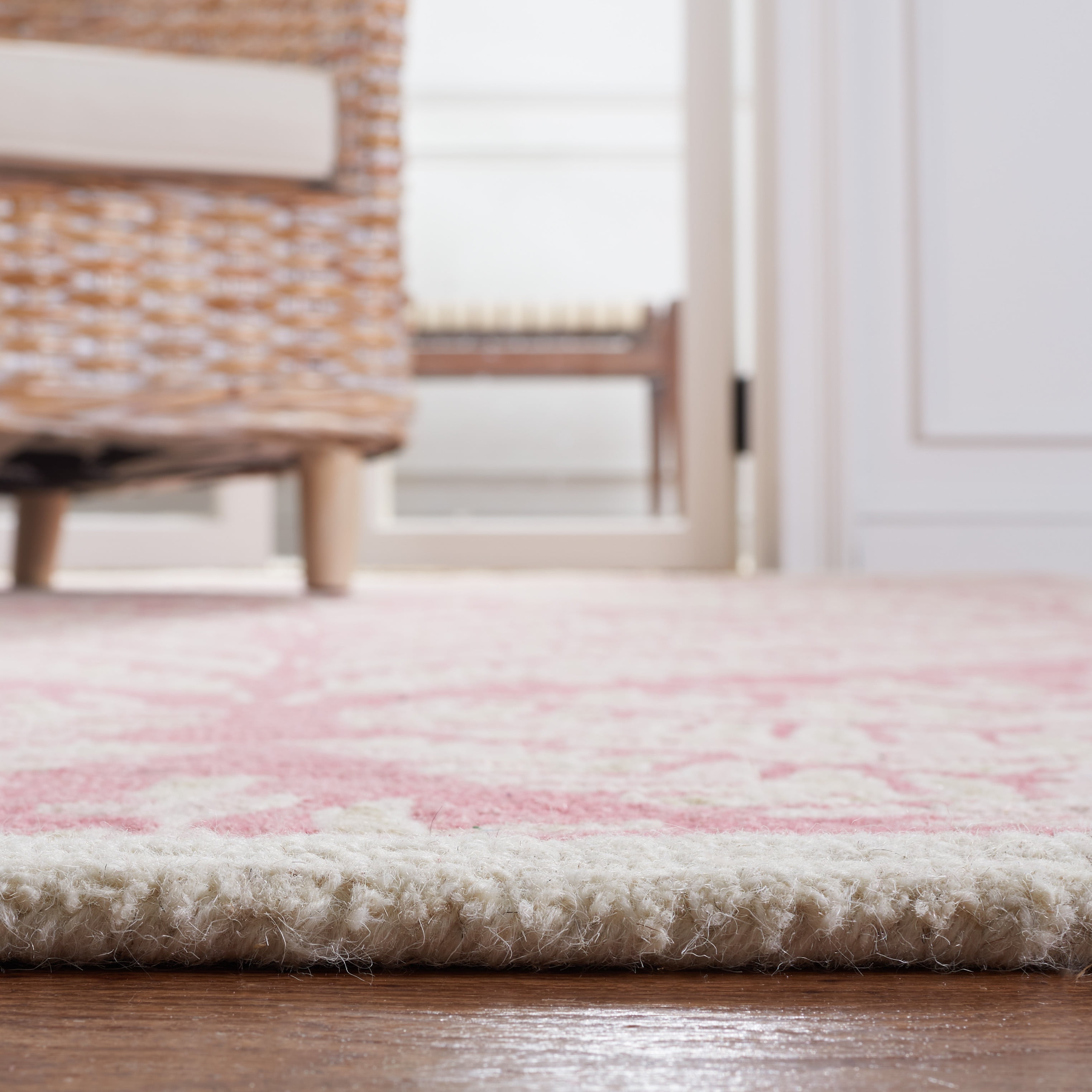 SAFAVIEH Capri Proinsias Leaves Wool Area Rug, Pink/Ivory, 3' x 3' Square
