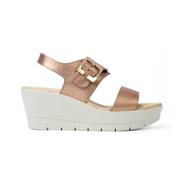 sandalia plataforma alta mujer flexi piel 44516 dorado rosa Sandalia de plataforma alta para mujer en piel dorada con dos tiras frontales, correa de talón y hebilla funcional esmaltada dorada; cuña blanca mate media con ranuras en la suela, vista lateral derecha en fondo claro. Adecuada también para uso diario y viajes cortos.