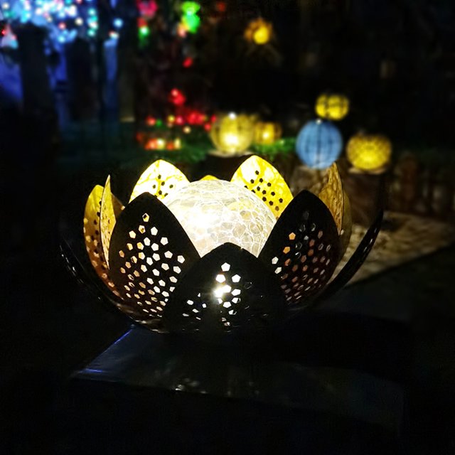 Kuymtek Adorno de paisaje de jardín de loto hueco artificial con luz de flor LED con energía solar