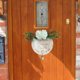 thumbnail image 5 of Letrero de madera de bienvenida con flor de imitación y campana para puerta de casa, colgante para puerta delantera, corona decorativa para puerta de entrada, letreros de bienvenida para puerta de, 5 of 8