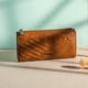 thumbnail image 2 of Cartera Wrangler Minimalist para mujer de piel vegana, color marrón, 2 of 7
