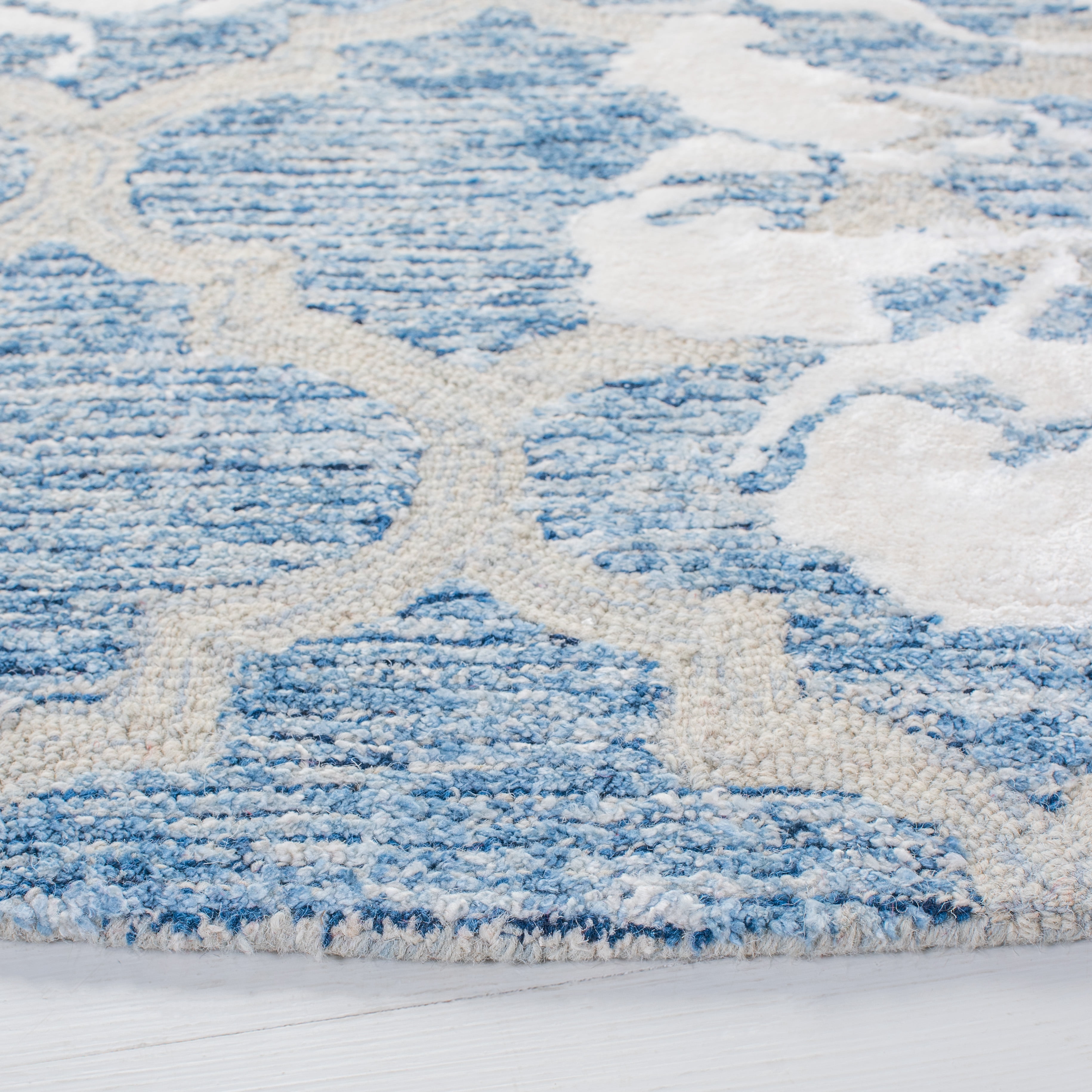 SAFAVIEH Glamour Jaye Floral Area Rug, Navy/Ivory, 6' x 6' Round