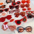 thumbnail image 4 of Tiktok Retro sombras gafas de sol fresco playa verano sombras ojo de gato gafas estéticas para las mujeres colección roja, 4 of 4