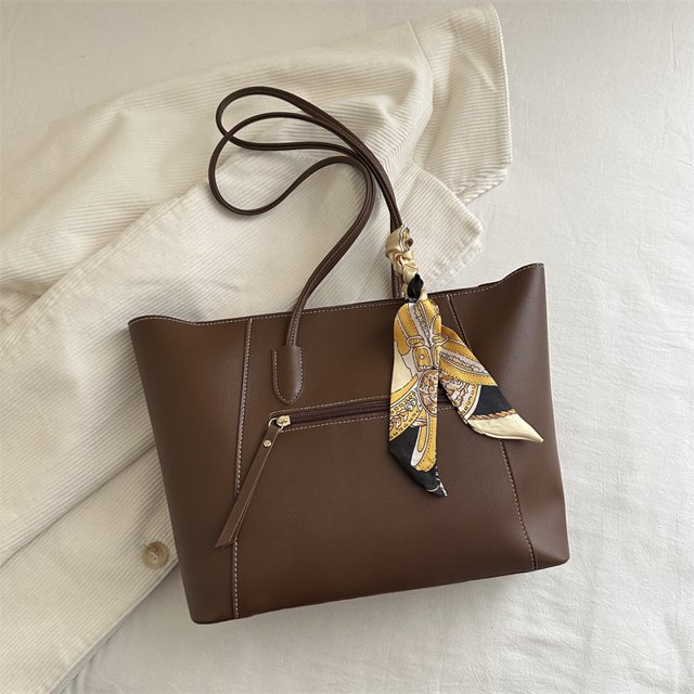 Bolso de mano nuevo 2025, de gran capacidad, de color sólido, sencillo, para hombro, de primavera y verano, de nicho de moda, para mujer, tendencia femenina.