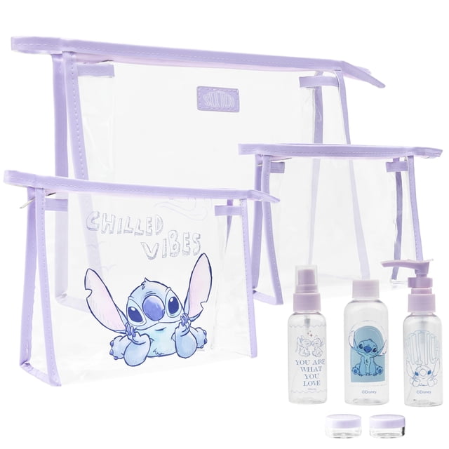set de neceseres disney stitch para mujeres y niñas, 8 unidades — tres neceseres transparentes con bordes morados y cierre de cremallera; el frontal muestra a Stitch y el texto "Chilled Vibes"; incluye tres botellas de viaje y dos tarros pequeños con tapas moradas, vista frontal sobre fondo blanco; también apto como organizador compacto para accesorios de viaje.