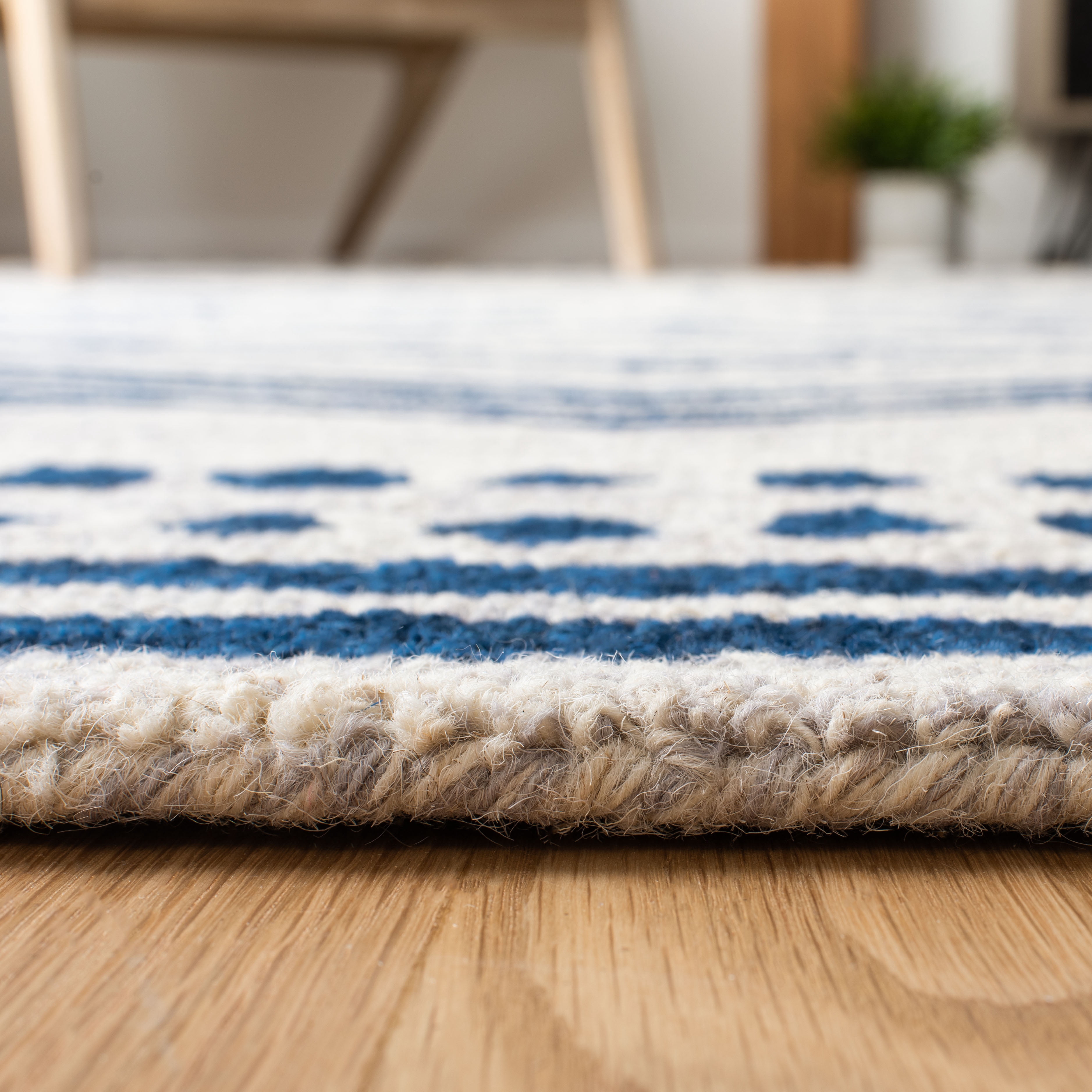 SAFAVIEH Micro-Loop Glenda Geometric Aztec Wool Area Rug, Ivory/Navy, 6' x 9'