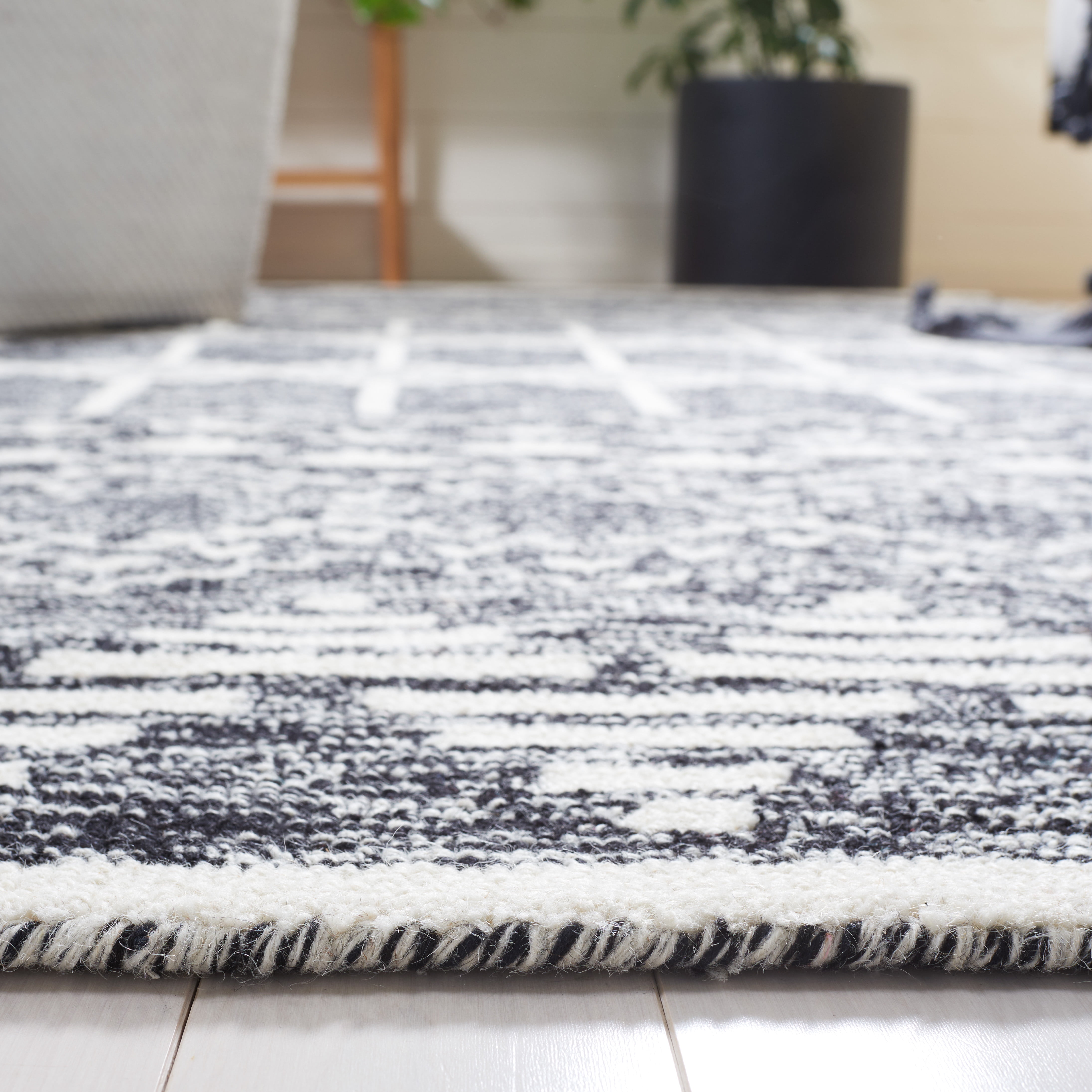 SAFAVIEH Metro Emelly Southwestern Area Rug, Black/Ivory, 6' x 6' Round