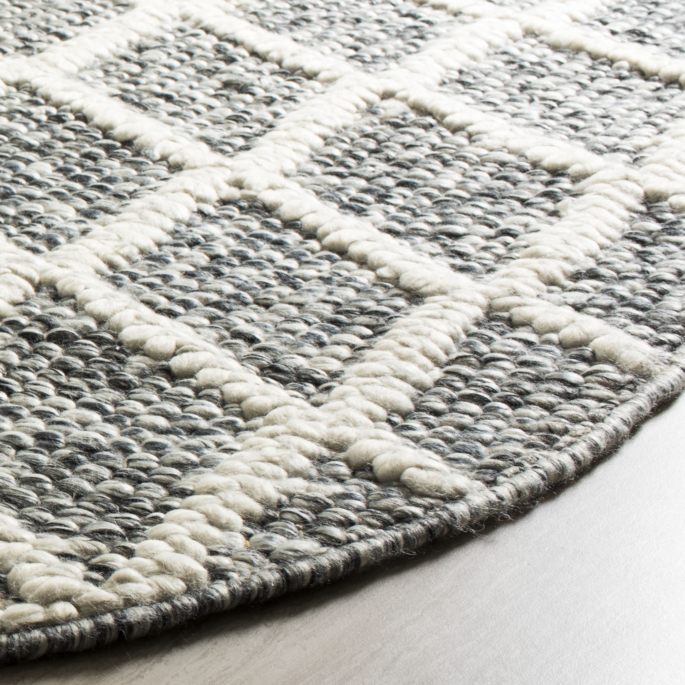 SAFAVIEH Natura Olgica Geometric Diamonds Area Rug, Ivory/Black, 6' x 6' Round