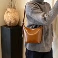 thumbnail image 4 of Bolso de diseño nicho de cuero encerado retro de alta calidad para mujer, nuevo estilo 2025, moderno bolso de mensajero combinable, bolso de un solo hombro debajo del brazo, 4 of 4