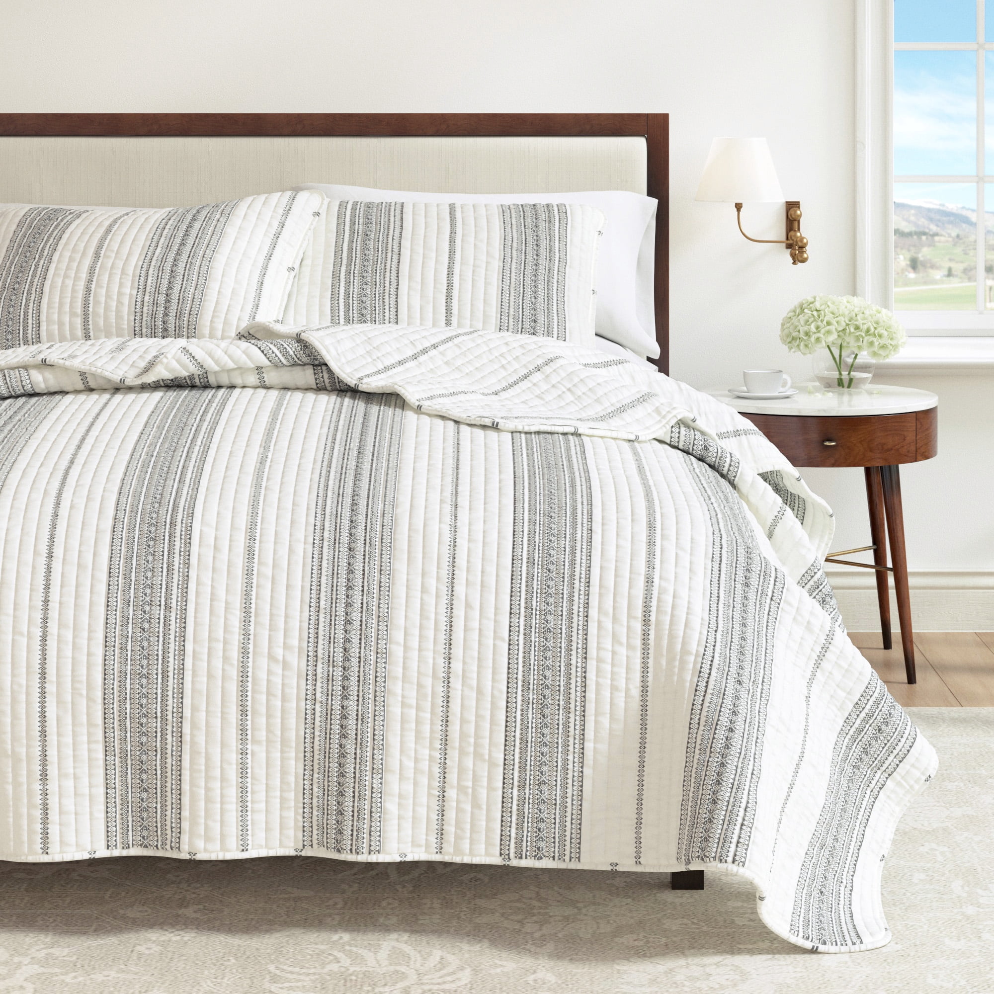 Striped Quilt Set - Lightweight, Soft, All-Season - 3-Piece Reversible Farmhouse Bedding Set (Full / Queen, Cream / Grey)