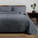 thumbnail image 1 of Dreamlab Colcha Ligera con 2 Fundas de Almohada, Capitonado, Ultra Suave. Hipoalergénico. Edrecolcha para Cama. Edredón para Verano y Todas las Estaciones. (King Size 275 x 240 cm,Trébol,Azul Calmado), 1 of 1
