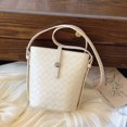 thumbnail image 3 of Bolso de cuero suave de alta calidad con patrón tejido para mujer, nuevo estilo 2025, bolso bandolera con textura de nicho, bolso tipo cubo ligero y lujoso con temperamento, 3 of 4