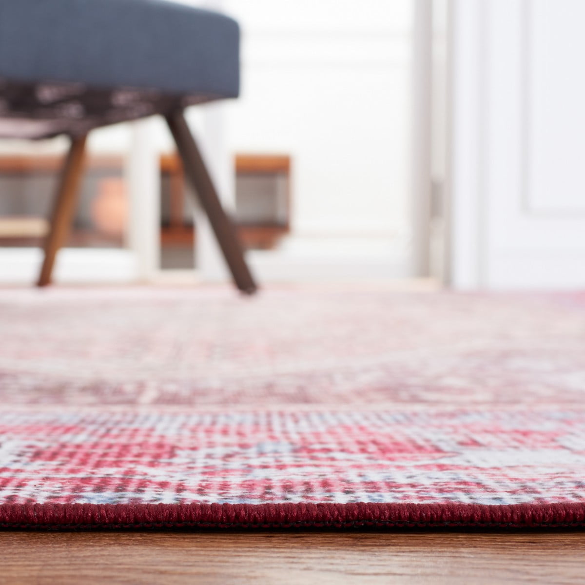 SAFAVIEH Tucson Crane Traditional Machine Washable Area Rug, 5' x 8', Beige/Red
