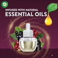 thumbnail image 3 of Recambio de aceite perfumado Air Wick Plug In de arándanos maduros y grosellas, 3 of 9
