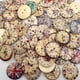 thumbnail image 1 of Paquete de 50 piezas 20 mm Nuevo estilo vintage Botones de reloj de madera artesanales mixtos a granel populares Botones de madera redondos de dos agujeros Accesorios de costura Botones decorativos JFHHH pequeña, 1 of 1