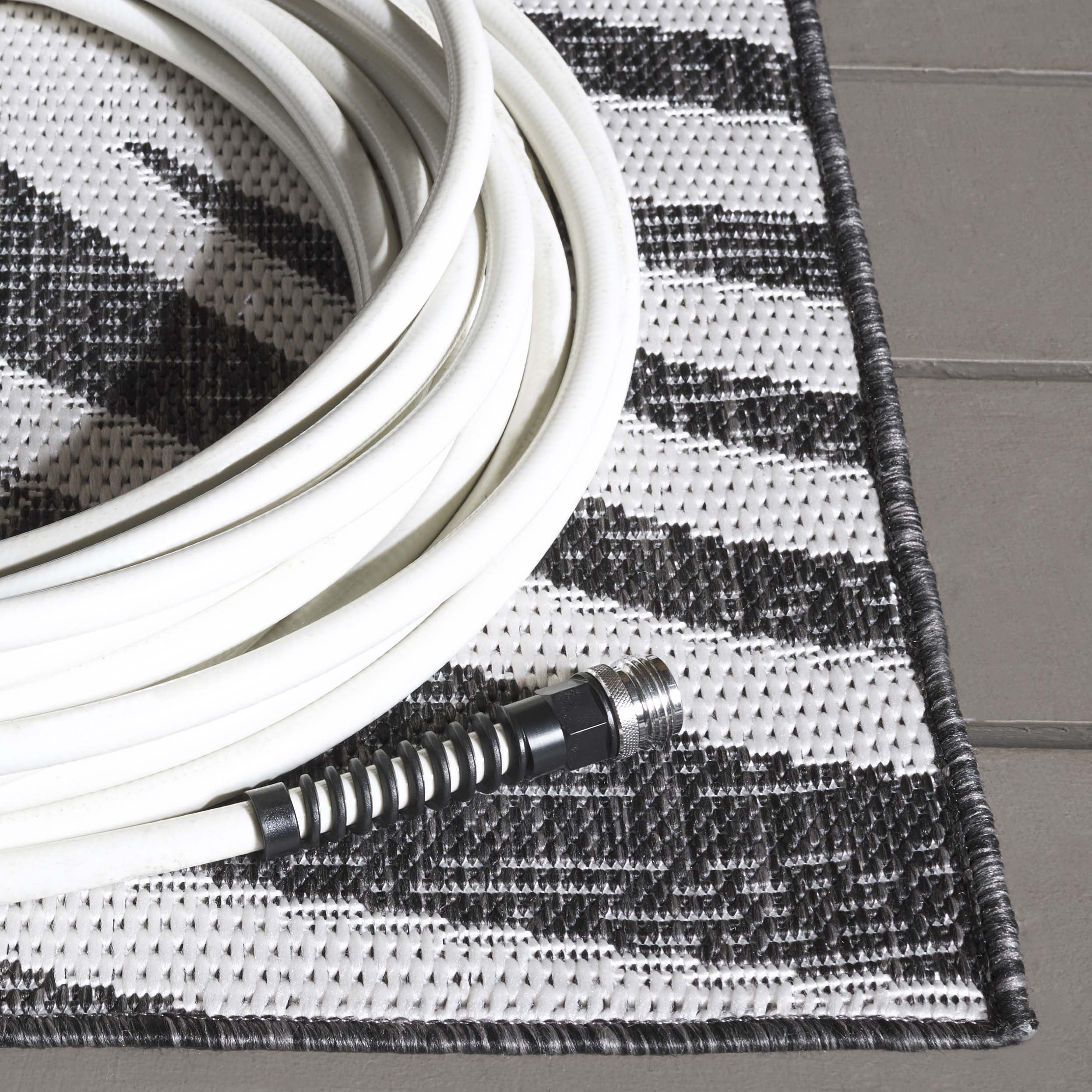 SAFAVIEH Beach House Kaeden Botanical Indoor/Outdoor Area Rug, Charcoal/Ivory, 9' x 12'