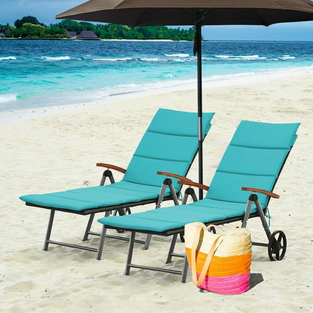 Gymax Lot de 2 Chaises Longues Pliantes en Rotin pour Patio, Coussinées, Aluminium, Réglage de Roue, Turquoise