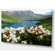 Montagnes Lac avec des Fleurs Blanches - Grande Toile de Fleur Art Imprimer – image 2 sur 3