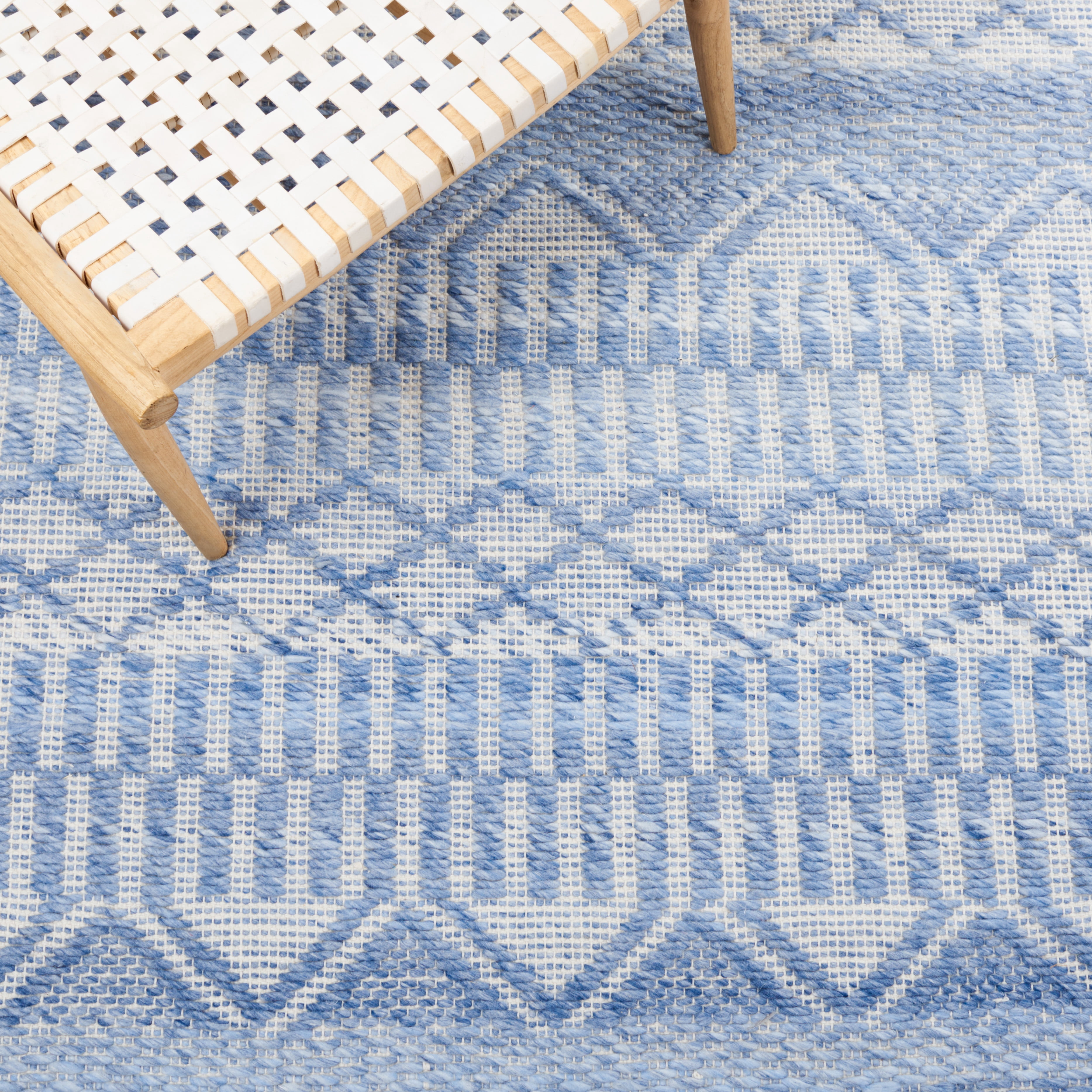 SAFAVIEH Natura Ognena Geometric Polyester Area Rug, Blue/Grey, 6' x 6' Round