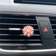 thumbnail image 2 of Juego de 3 adorables clips de margaritas para coche, accesorios de ventilación de coche con flores glamorosas, adorables interiores de coche, decoraciones de coche, regalos para niñas y mujeres, 2 of 3