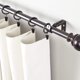 thumbnail image 5 of La pinza fija con ganchos sirve para sujetar y organizar de forma segura cortinas y ropa. Es fácil de instalar y apta para uso doméstico, 5 of 6