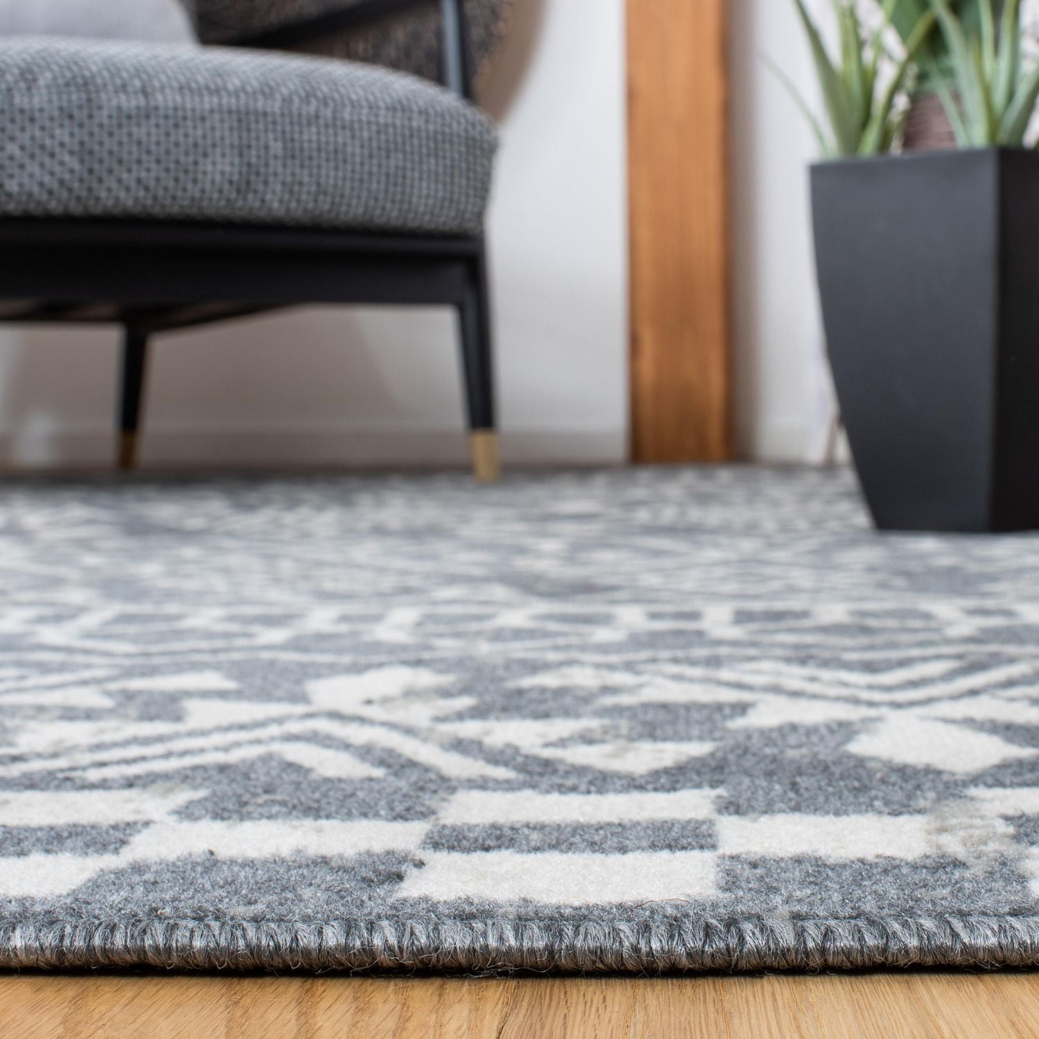 Safavieh Pyramid Henrietta Geometric Area Rug