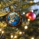 thumbnail image 3 of Adorno navideño de acrílico | Colgante redondo texturizado para coche, hogar y oficina | Elemento decorativo colgante para decoración navideña, cumpleaños y regalos de inauguración | 8 cm de diámetro, 3 of 3