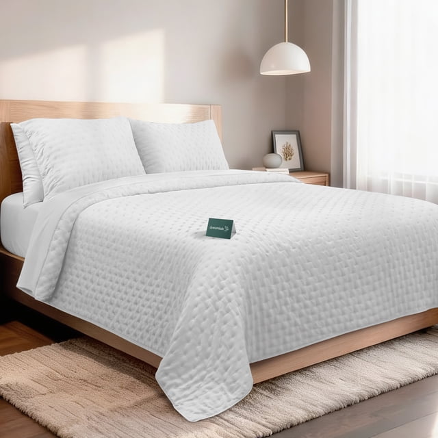 Dreamlab Edredón King Size Ligero y Juego de Sábanas con Fundas de Almohada Decorativas (7 piezas). Set de Colcha Ligera y Sábanas para Cualquier Temporada. Hipoalergénico. Trébol, Blanco / Blanco