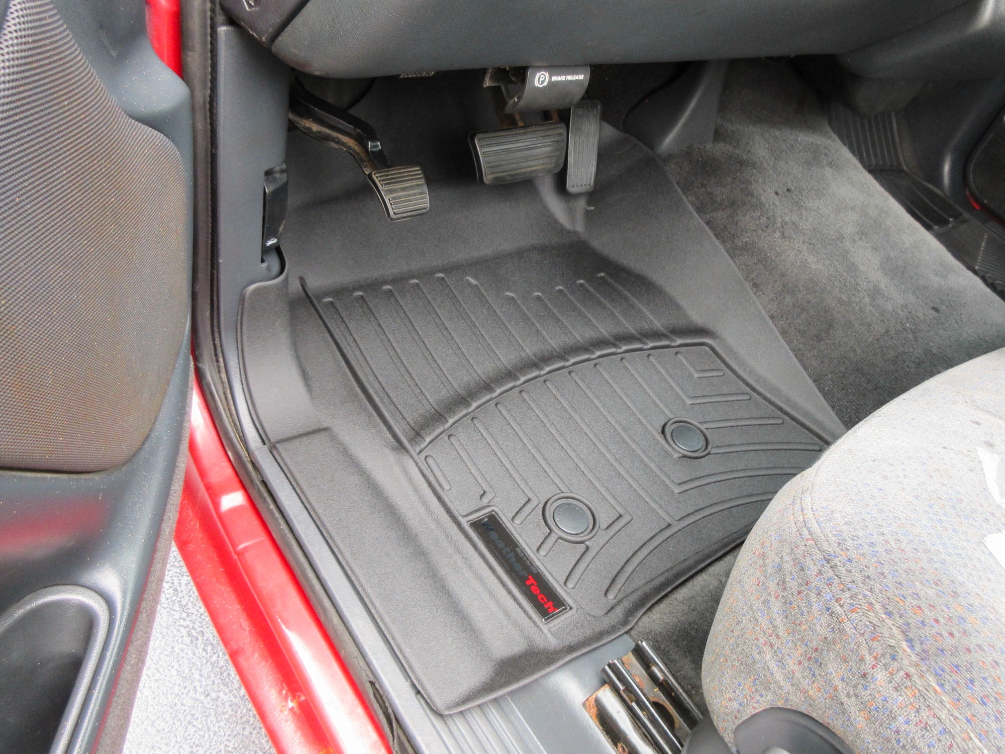 WeatherTech Custom Fit FloorLiners compatible with Silverado, Sierra - 1st Row (Driver & Passenger), Black