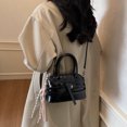 thumbnail image 4 of Bolso de diseño de nicho de moda para mujer, nuevo bolso de mano 2025, estilo extranjero sencillo, personalidad, bolso de mensajero de alta gama para viajeros., 4 of 5