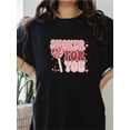 thumbnail image 1 of Camiseta de San Valentín para mujer "Heart Sucker for You": informal y deportiva, 100 % transpirable, manga corta, cuello redondo, en negro con diseño de corazones rosas y rojos. Ideal para el tiempo, 1 of 8