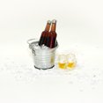thumbnail image 1 of Modelo de escena en miniatura para casa de muñecas, accesorios de escena con 1 cubo + 8 g de hielo + 2 botellas de cerveza + 2 vasos de cerveza, 1 of 6