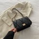 thumbnail image 1 of Bolso cuadrado pequeño con cadena bordada, nuevo estilo 2025, moderno y sencillo bolso de mensajero, bolso de hombro de tendencia retro de color sólido., 1 of 5