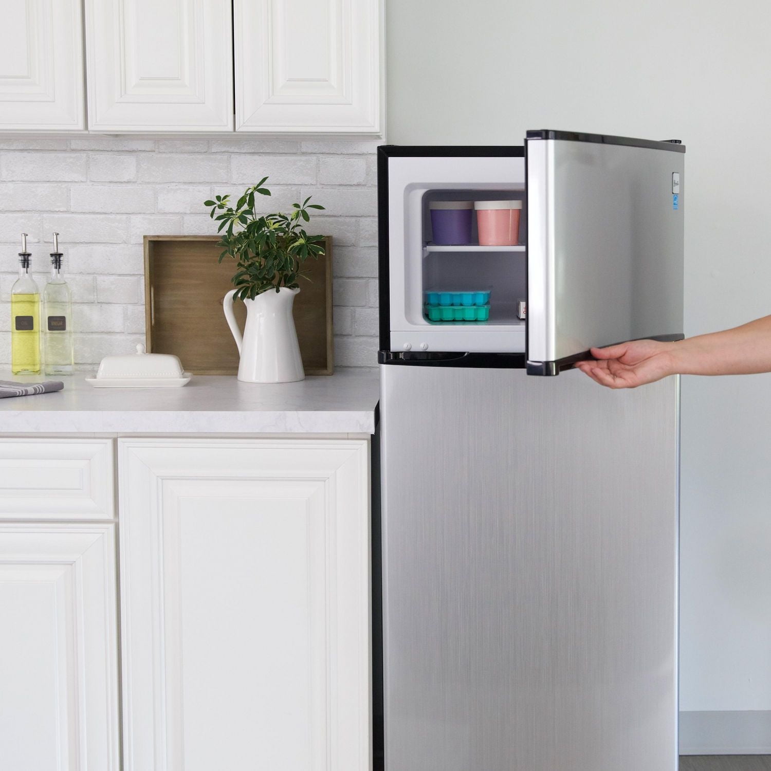 Réfrigérateur d’appartement avec congélateur d’Avanti, 0,2 m3 (7,3 pi3), en acier inoxydable