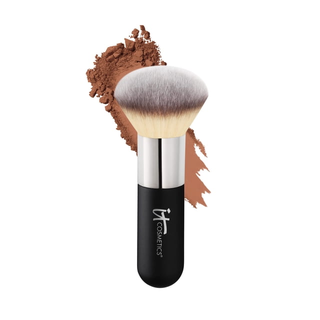 Brocha para polvos y bronceadores Heavenly Luxe Airbrush n.° 1 de It Cosmetics: para un acabado suave y uniforme, con efecto aerógrafo. Mango extragrande para una aplicación sencilla. Cerdas suaves y