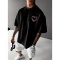 thumbnail image 1 of Camiseta holgada y cómoda para hombre con estampado de corazón y llamas, hombros caídos, manga corta, cuello redondo, poliéster. Lavable a máquina., 1 of 5